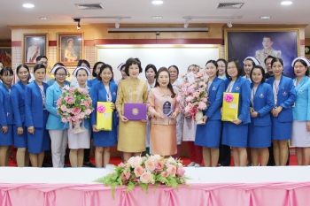 แสดงความยินดี รับโล่รางวัล 