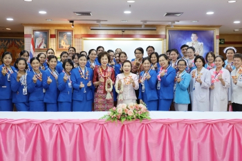รดน้ำขอพรผู้บริหารโรงพยาบาลเอกอุดรในเทศกาลสงกรานต์