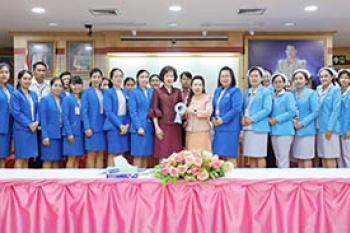 มอบพวงมาลับผ้าคลุมไหล่