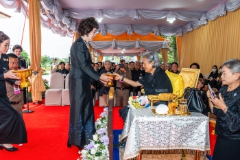 เข้าเฝ้าฯ ทูลเกล้าฯ ถวายเงินและรับพระราชทานเข็มที่ระลึกจากสมเด็จพระกนิษฐาธิราชเจ้า กรมสมเด็จพระเทพรัตนราชสุดาฯ สยามบรมราชกุมารี