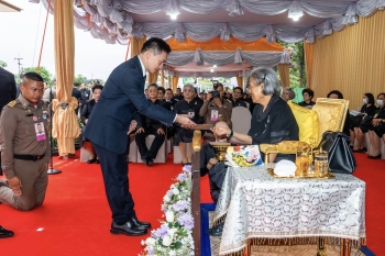 เข้าเฝ้าฯ ทูลเกล้าฯ ถวายเงินและรับพระราชทานเข็มที่ระลึกจากสมเด็จพระกนิษฐาธิราชเจ้า กรมสมเด็จพระเทพรัตนราชสุดาฯ สยามบรมราชกุมารี