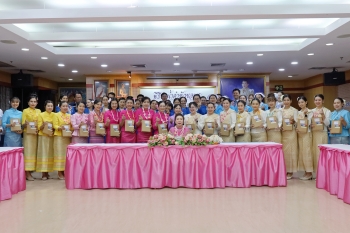 รดน้ำขอพรคณะผู้บริหารโรงพยาบาลเอกอุดร สืบสานวัฒนธรรมประเพณีไทย